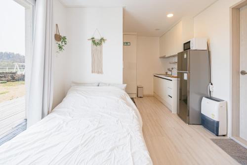 Η κουζίνα ή μικρή κουζίνα στο 포니제주 커플룸 105