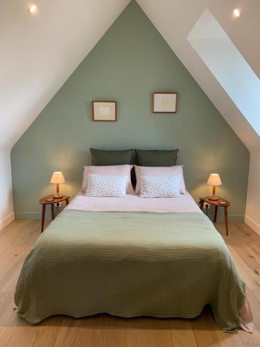 - une chambre avec un grand lit et 2 tables de chevet dans l'établissement Ty anel, à Auray