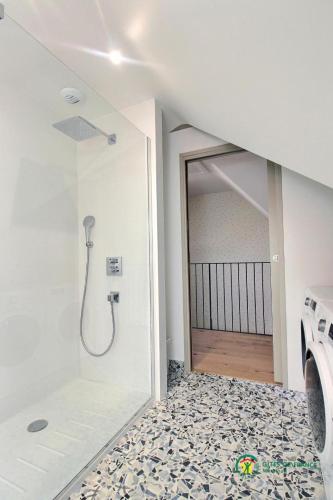 une salle de bain avec une douche avec une porte vitrée dans l'établissement Ty anel, à Auray