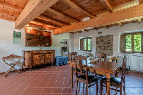 a kitchen with a table and chairs in a room at Casale di Polly in Garfagnana in Minucciano