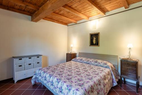 a bedroom with a bed and a wooden ceiling at Casale di Polly in Garfagnana in Minucciano