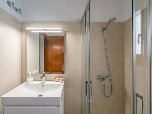 Ένα μπάνιο στο Villa Michaela