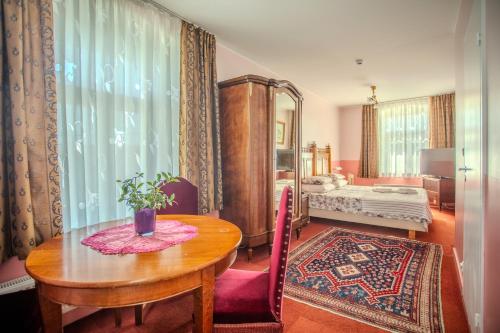 a dining room with a table and a bedroom at Nina Kordon Guesthouse in Alatskivi