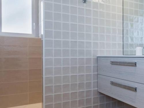 une salle de bain avec une douche, un lavabo et un miroir dans l'établissement Gîte calme proche mer à Pornic, jardin clos, accessible PMR, visite ferme, wifi, équipement bébé - FR-1-306-1067, à Pornic