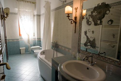 a bathroom with a sink and a tub and a toilet at Rosa dei Venti B&B in Taranto