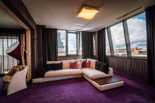 Postel nebo postele na pokoji v ubytování Plaza V Executive Hotel
