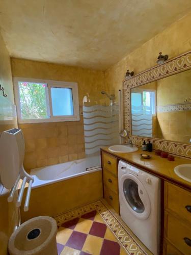 La salle de bains est pourvue d'un lavabo et d'un lave-linge. dans l'établissement Maison 300 m de la plage avec un bel extérieur, à Gruissan