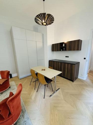 Modern apt Canal st Martin