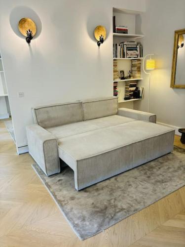 - un canapé dans le salon dans l'établissement Modern apt Canal st Martin, à Paris