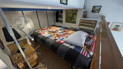 Ce lit superposé se trouve dans un dortoir doté d'un ventilateur. dans l'établissement Grand Appartement avec une Chambre et une Mezzanine - SAPHIR 20, à Canet