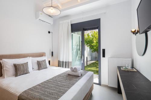 Un dormitorio con una cama y una puerta corrediza de vidrio. en Villa VaCasa, en Angeliana