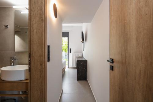 Un baño con bañera blanca y lavabo. en Villa VaCasa, en Angeliana