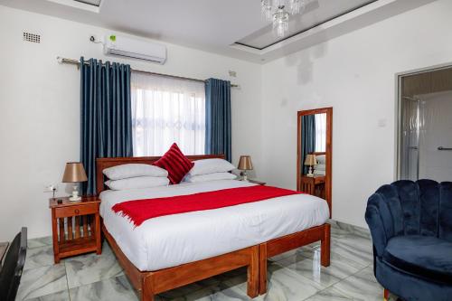 Ένα ή περισσότερα κρεβάτια σε δωμάτιο στο Amakhosi Hotel