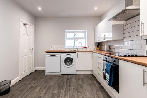 Η κουζίνα ή μικρή κουζίνα στο Maritime House One - 4BR for 10 Near City Centre