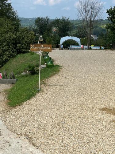 a street sign on the side of a gravel road at Camera privata Orchidea in Castellero