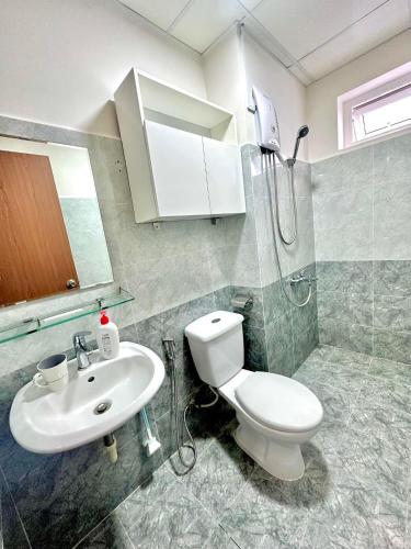 a bathroom with a toilet and a sink at Windy homestayPR in Kinh Dinh