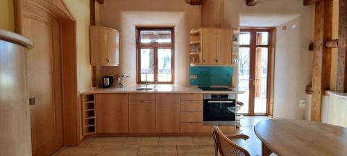 una cucina con mobili in legno e un tavolo con un tableablish di natürliches Umfeld für Genießer Wohnung Teichblick a Bleckede