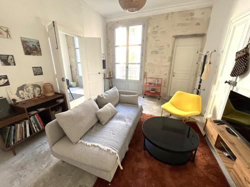 Ecusson - Duplex lumineux et climatisé dans hôtel particulier