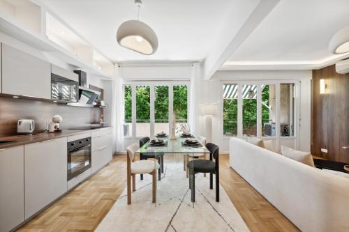 - une cuisine et une salle à manger avec une table et un canapé dans l'établissement Luxueux, spacieux et tout équipé à 5 min du port, à Nice
