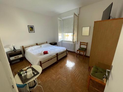 a bedroom with a bed and a table and a chair at Vesta in Gargnano