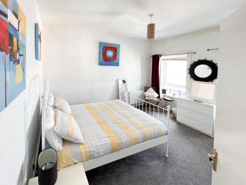 um pequeno quarto com uma cama e uma escrivaninha em Station View Portrush em Portrush