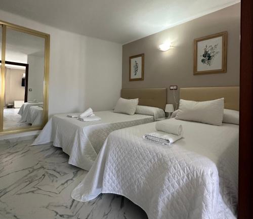A bed or beds in a room at Hotel Avenida
