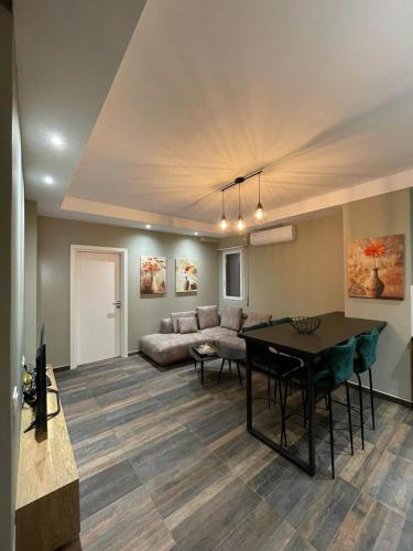 una sala de estar con un sofá y una mesa en Azure Escape , Lungomare, en Vlorë