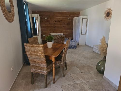 une salle à manger avec une table et des chaises en bois dans l'établissement Tylyan, au Thor
