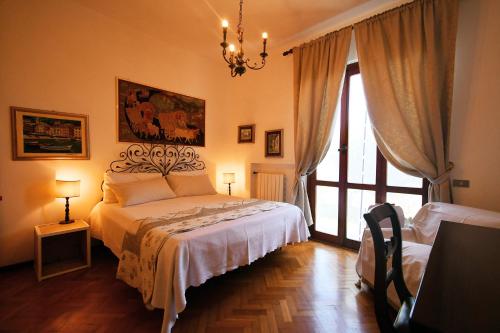 Ένα ή περισσότερα κρεβάτια σε δωμάτιο στο Sea South front property1/2acre.Gardens pool hydro