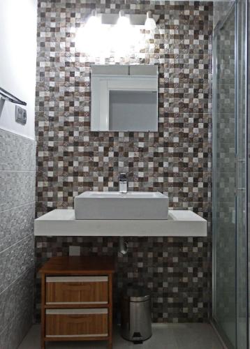 a bathroom with a sink and a mirror at Apartment Escorpiones in Torrevieja