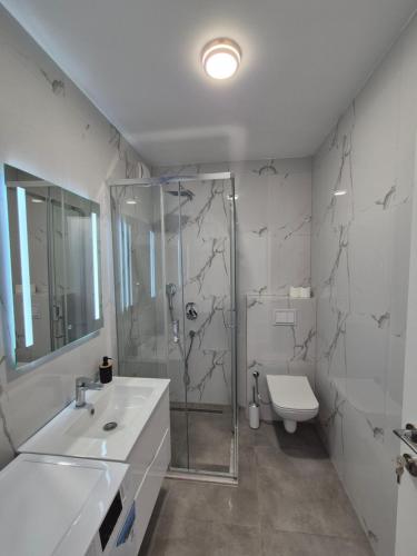 Ένα μπάνιο στο Frekuenca Apartments