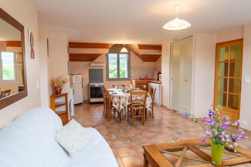 un salon avec une table et une cuisine dans l'établissement Meuble de tourisme du haut 3 personnes a serigas, à Meyrueis