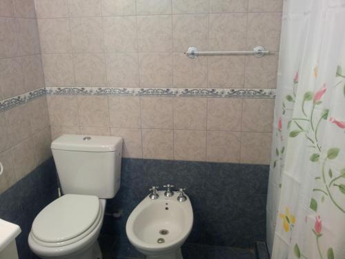 y baño con aseo y bidet. en Apartamento Miramar II en Miramar