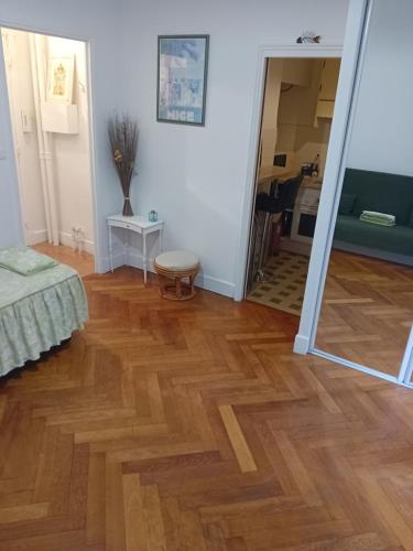 Cette chambre dispose de parquet et d'un miroir. dans l'établissement Little garden, à Nice