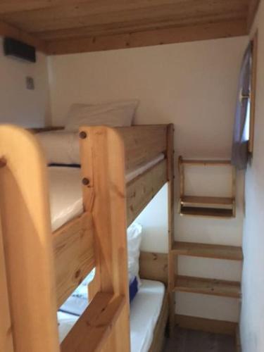 - deux lits superposés dans une petite chambre dans l'établissement Studio cabine à La Clusaz avec garage, à La Clusaz