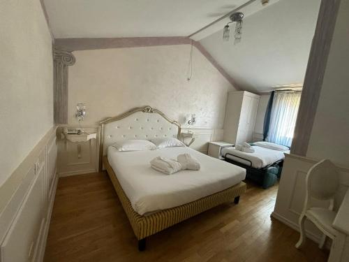 a bedroom with two beds in a room at Hotel Villa Patriarca in Mirano