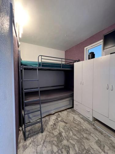une chambre avec deux lits superposés dans une pièce dans l'établissement Appartement Promenade, à Nice