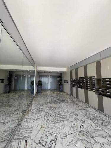 - un couloir avec un sol en marbre dans un bâtiment dans l'établissement Appartement Promenade, à Nice
