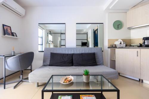 Elegant escapes plaka