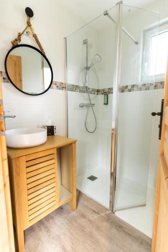 une salle de bain avec un lavabo et une douche dans l'établissement Chais de L'Epinay, à Le Bignon