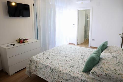 a bedroom with a bed with a green pillow on it at Dream Garden in Scafati