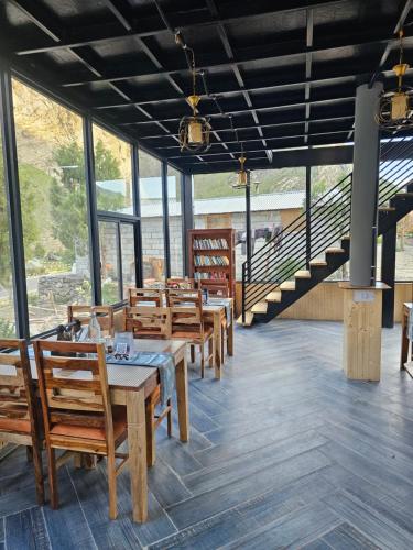 Restoran või mõni muu söögikoht majutusasutuses The Alpinist Glamping Resort