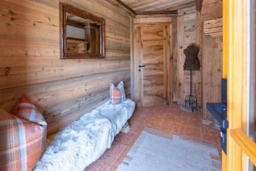 a living room with a couch in a log cabin at Appartement Auszeit in Alpbach