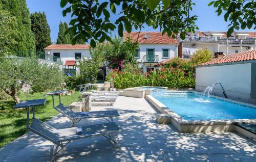 Lovely Home In Kastel Luksic With Sauna