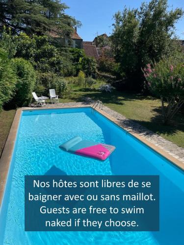 a swimming pool with a sign that reads no housesent littlessersent at Jardin des Remparts in Orthez