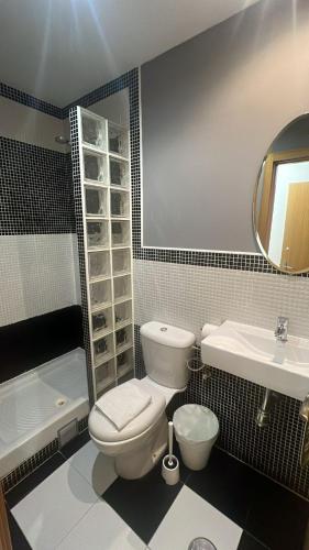 a bathroom with a toilet and a sink and a tub at Hostal New Dream Madrid in Madrid