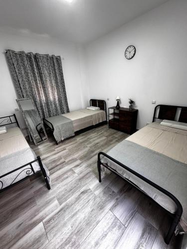 Ένα ή περισσότερα κρεβάτια σε δωμάτιο στο Amplia casa entera con patio y terraza para familia y grupo de amigos