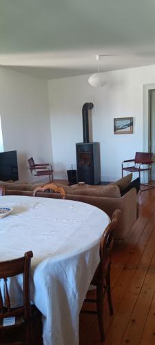 un salon avec une table et un canapé dans l'établissement maison savoyarde, à Doussard