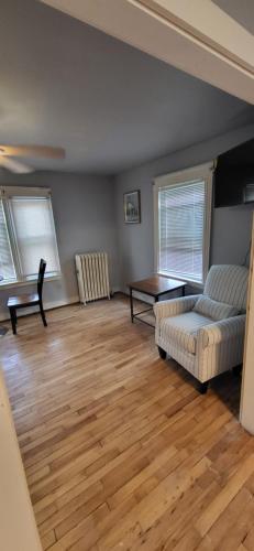 una sala de estar con un sofá y una mesa en Oakdale Area Nice Location, en Portland