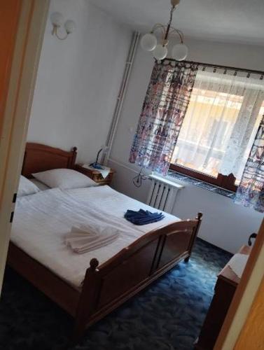 a bedroom with a bed with a window and a bed sidx sidx sidx at Ośrodek Wypoczynkowy Pod Stokiem in Karpacz